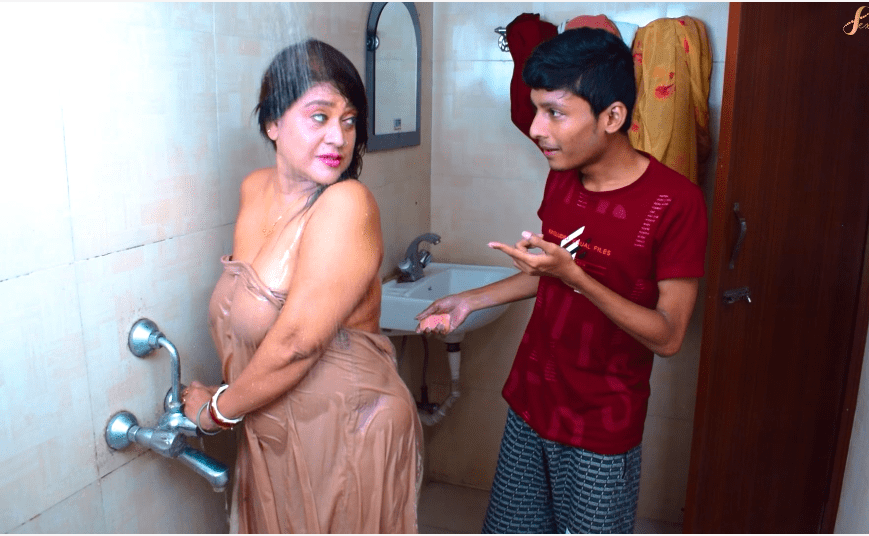 Indian Porn Young Boy Seduce Aunty While Bathing